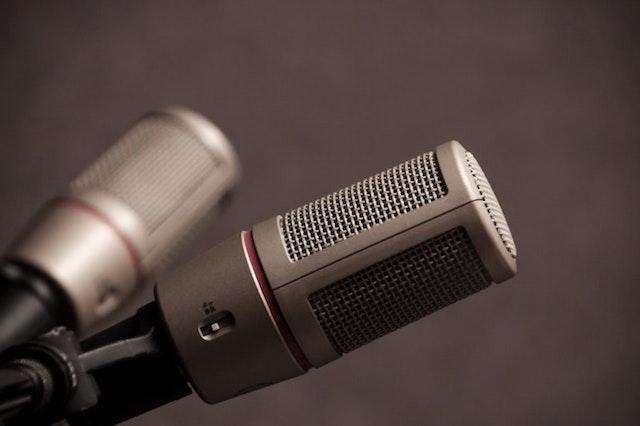Dos micrófonos de estudio como los que se usan para grabar packs de sonido y audiolibros